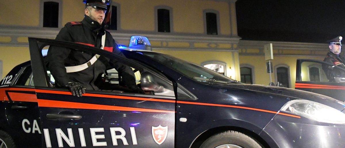 Minaccia di morte il figlio 15enne per ‘convincerlo’ a cambiare orientamento sessuale. Poi lo aggredisce