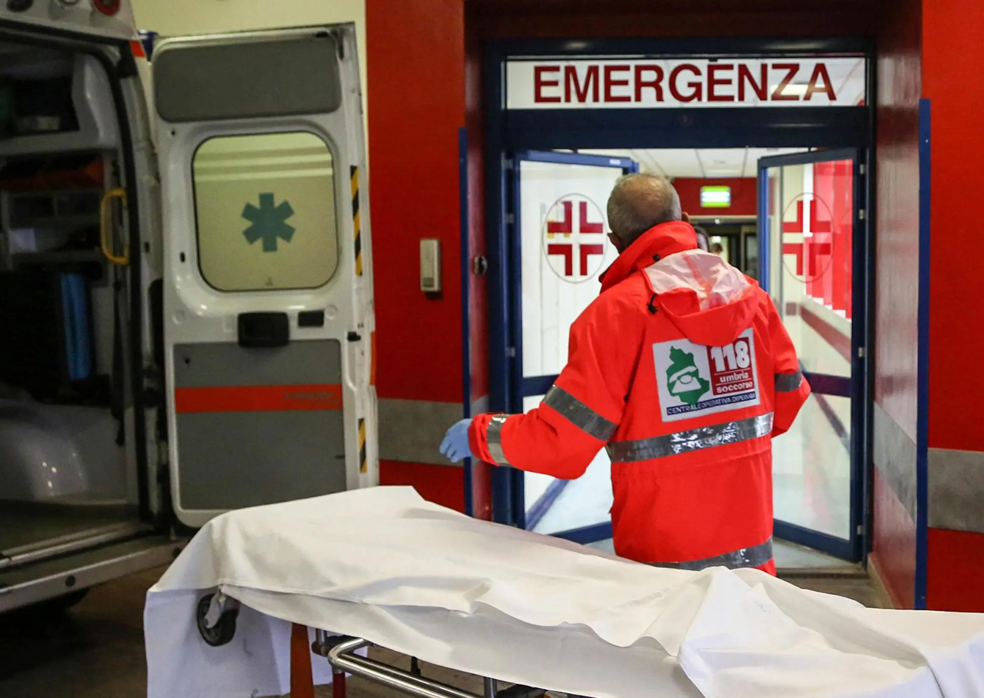 Nuove aggressioni in ospedale: medico picchiato a Merano, infermiera schiaffeggiata a Napoli