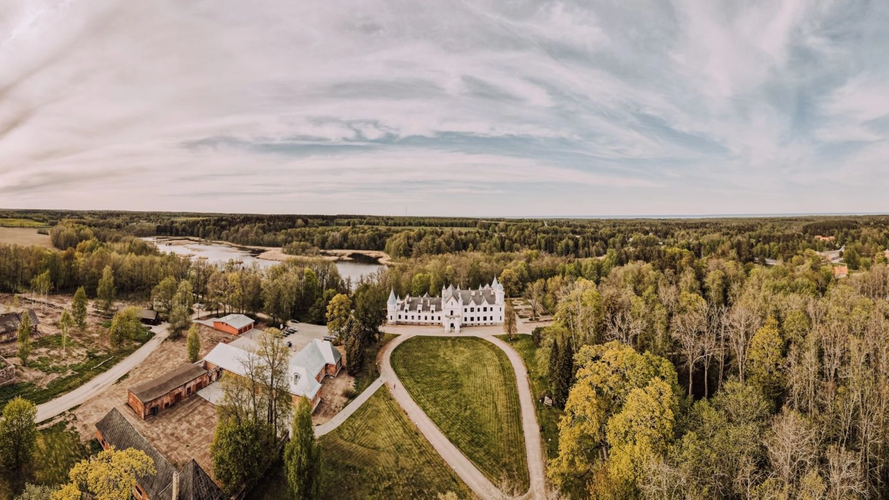 Il castello di Alatskivi, lungo la Strada della Cipolla, la Onion route (ph. estonia.ee)