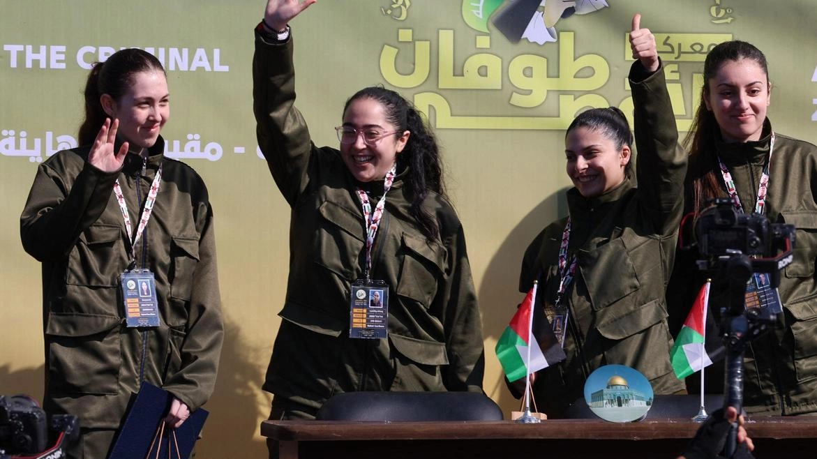 Liberate con una cerimonia le giovani israeliane Naama, Liri, Karina e Daniela. Il portavoce dell’Idf: "Operazione cinica". Scarcerati 200 palestinesi.