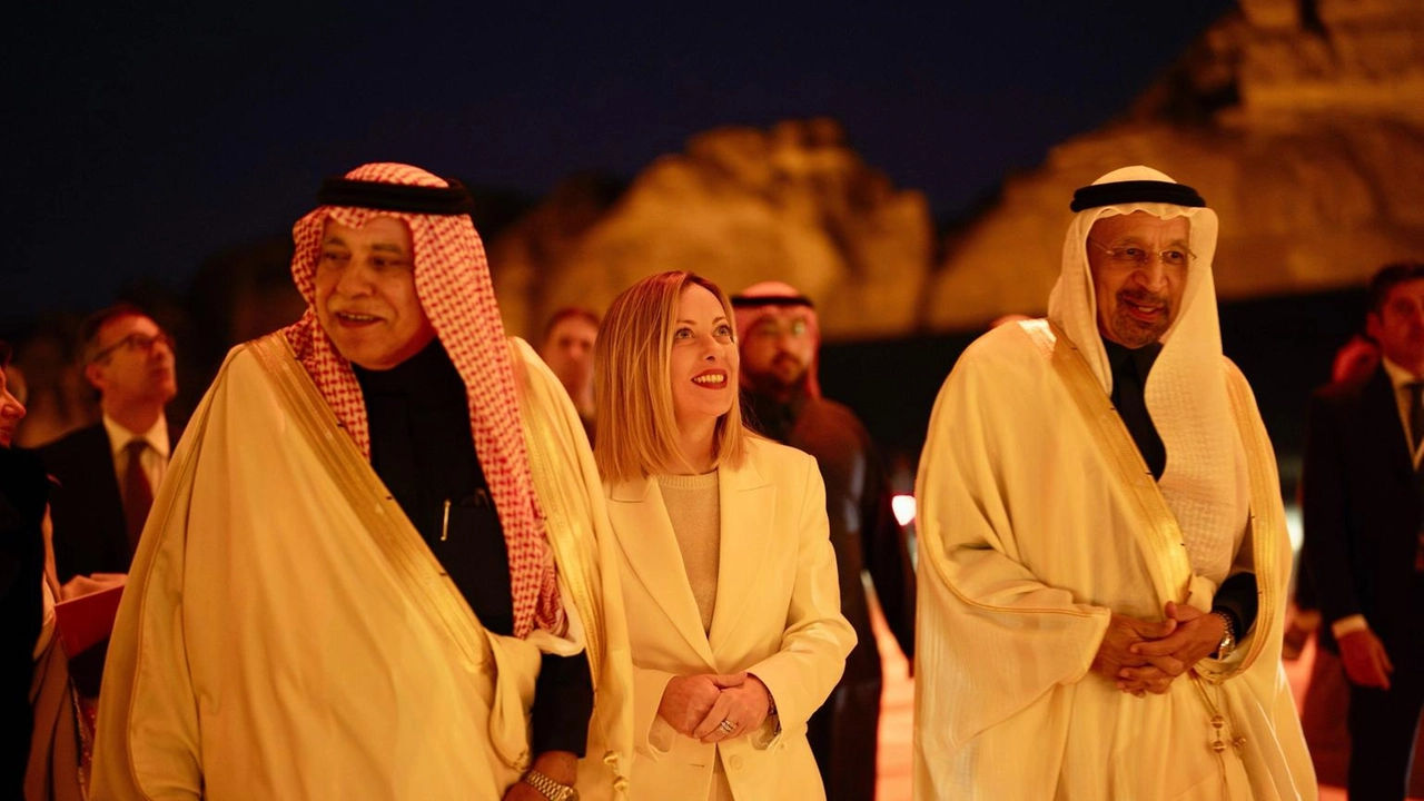 La premier Meloni afferma che non c'è contraddizione tra le sue azioni attuali e passate, sottolineando i rapporti strategici con l'Arabia Saudita.