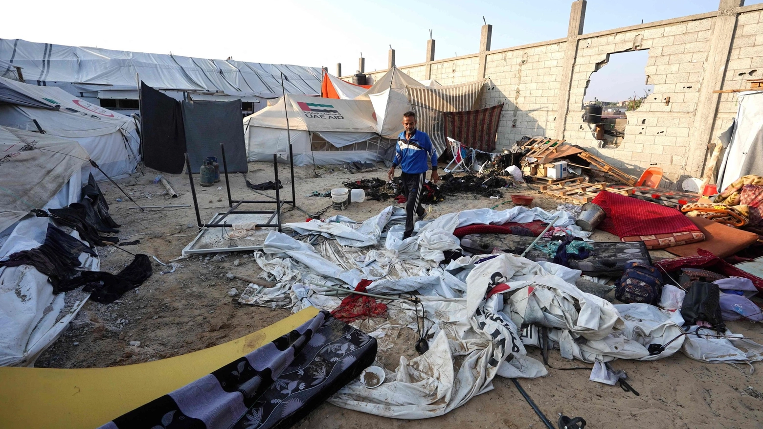 La devastazione dopo il raid sulla zona umanitaria al-Mawasi a Rafah (Ansa)