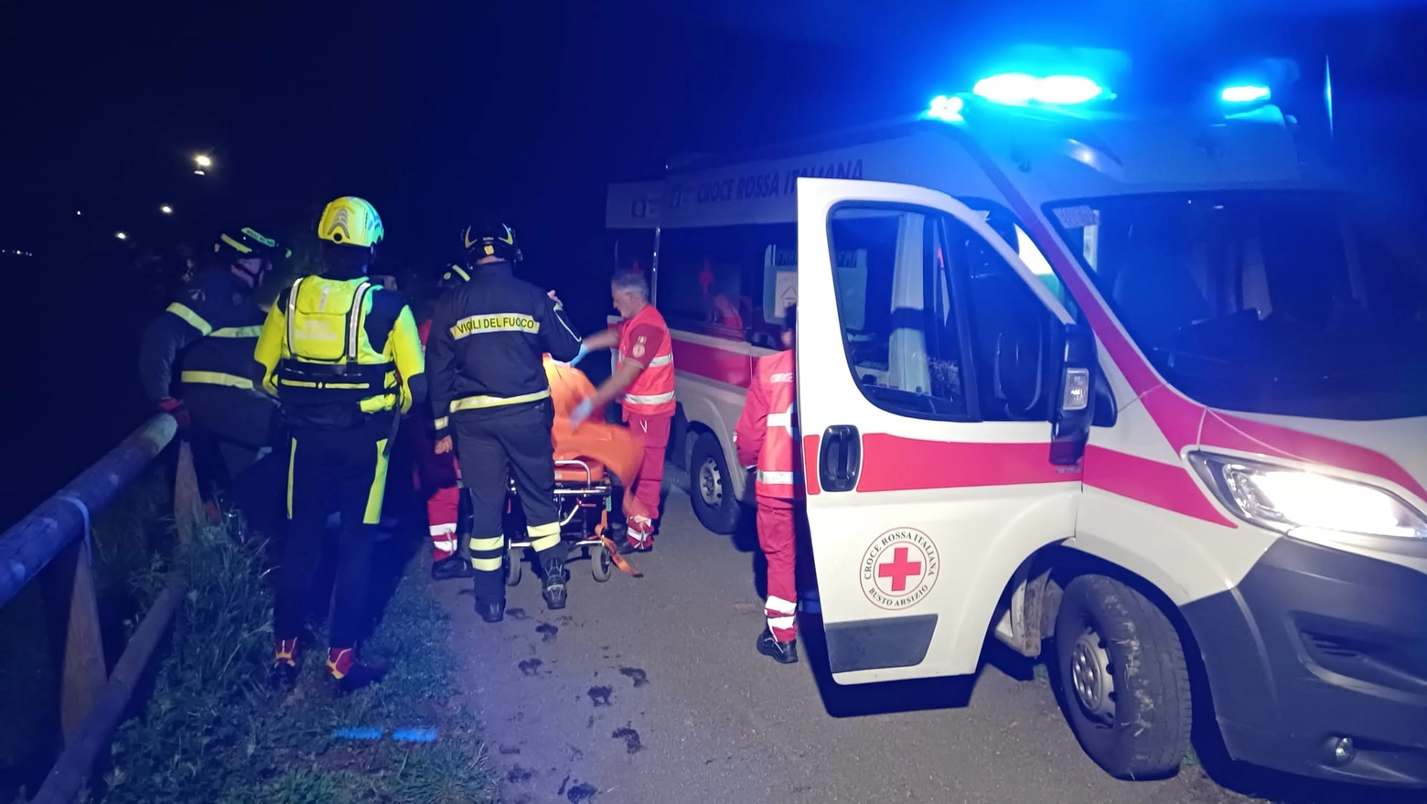 Sul posto i mezzi di soccorso (foto di repertorio)