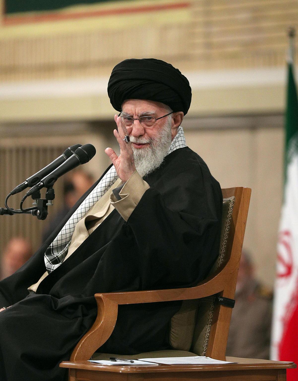 Donald Trump invia lettera a Khamenei: "No alle armi nucleari per l'Iran"