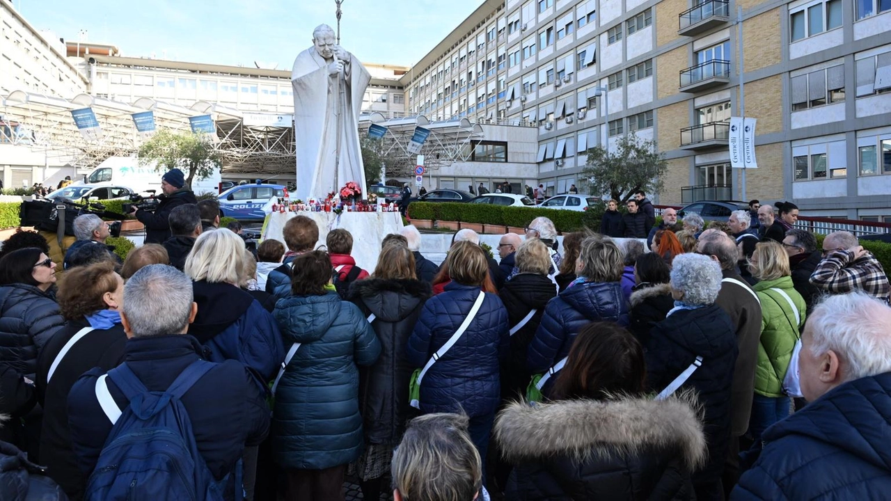 "Prosegue le terapie, anche l'ossigeno, è in poltrona"