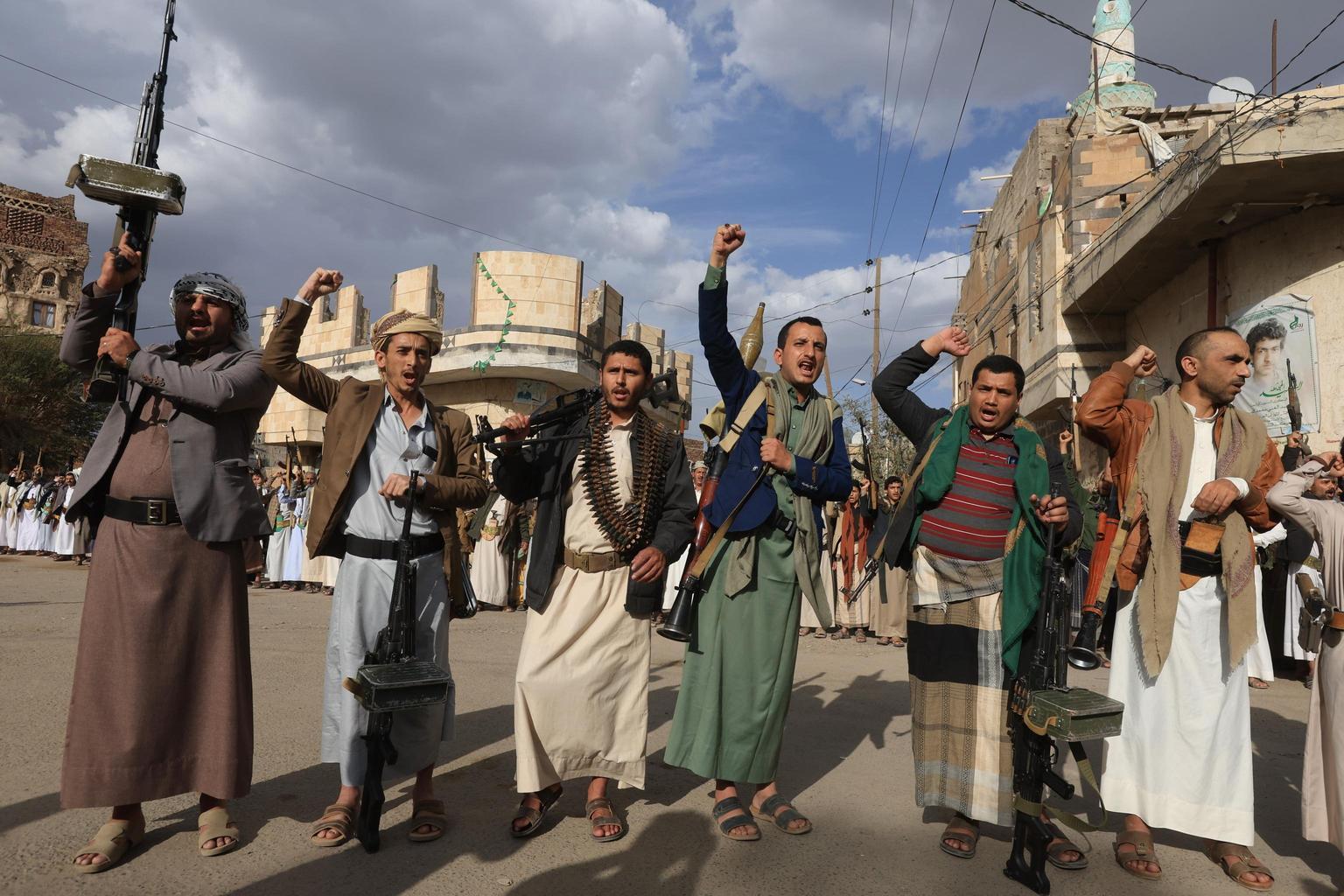 Leader Houthi, 'colpiremo i cargo Usa dopo i raid'