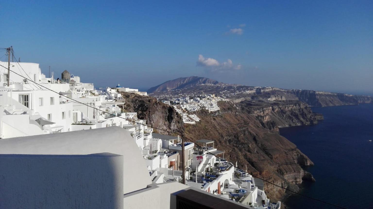 Sciame sismico a Santorini: 9mila evacuati dall'isola delle Cicladi