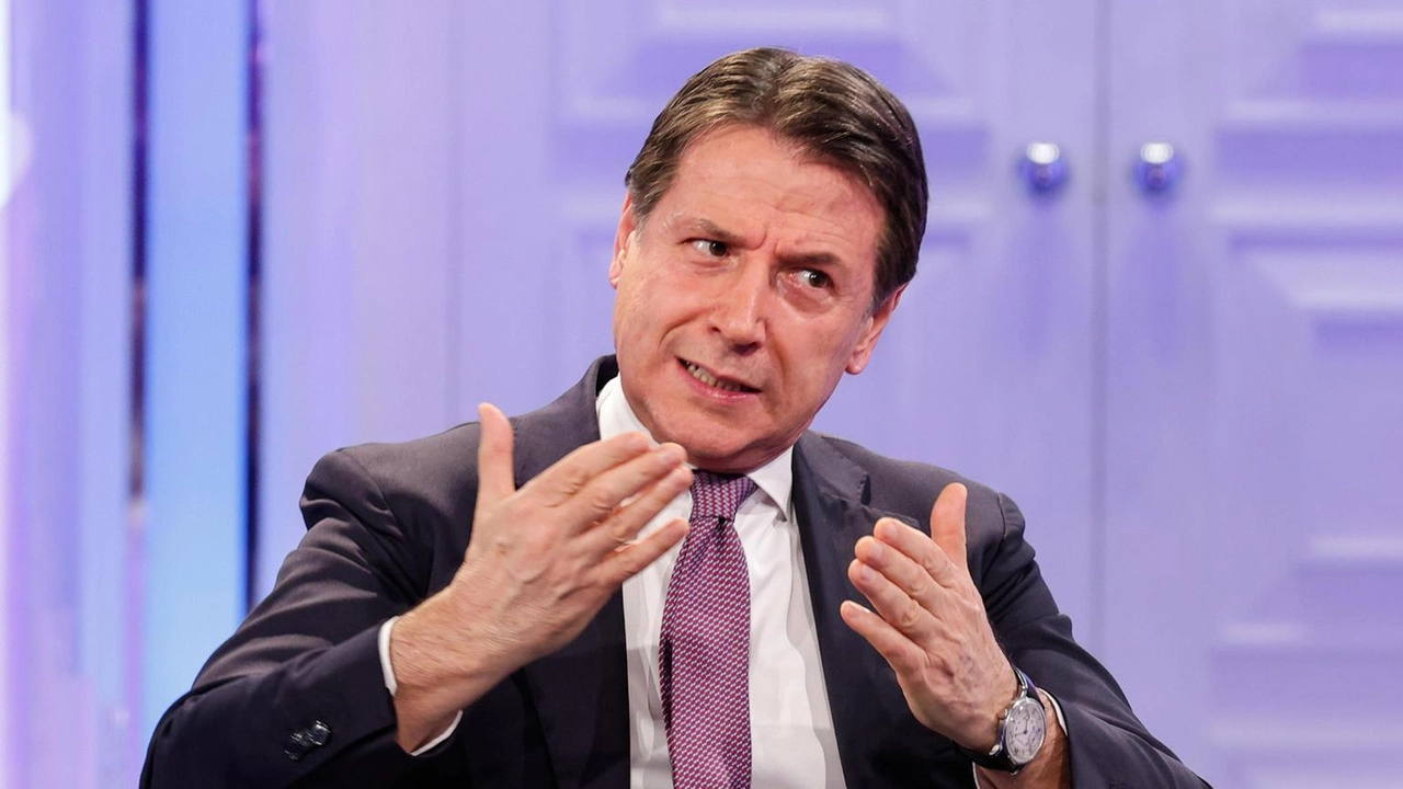 Giuseppe Conte del M5s sottolinea l'importanza della legge per tutti, mostrando due avvisi ricevuti nel 2023 e 2024.