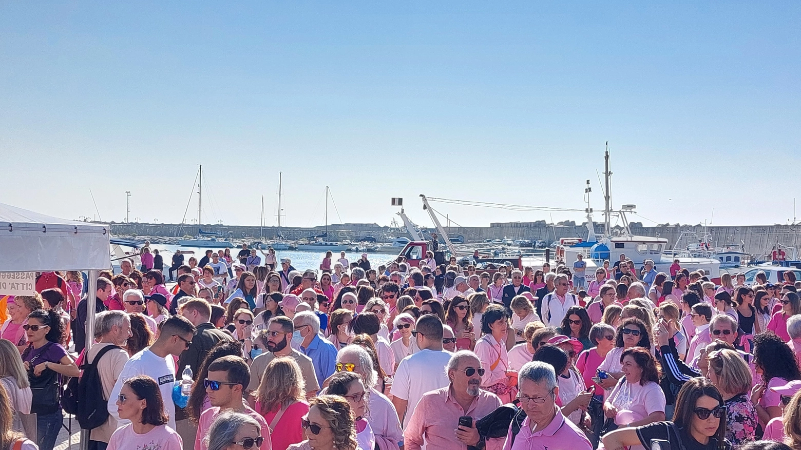 La passeggiata rosa del 2022 sul lungomare di Catanzaro