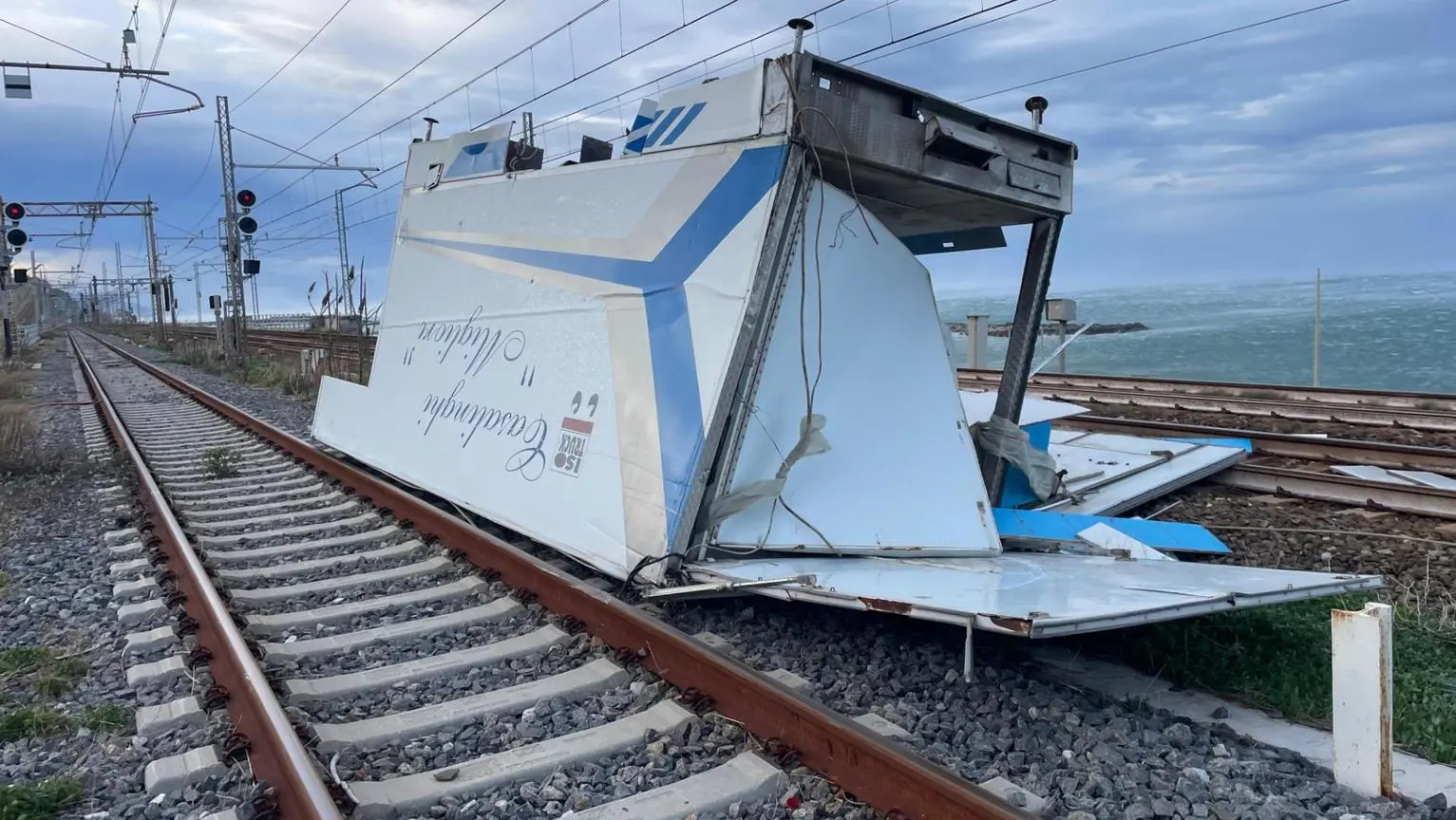 Treni, altra giornata di passione. Sud paralizzato, caos a Termini: "Ora Salvini riferisca in aula"