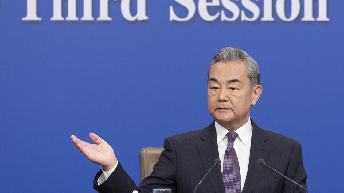 Crisi in Ucraina: Ministro cinese Wang Yi invoca una pace giusta e duratura