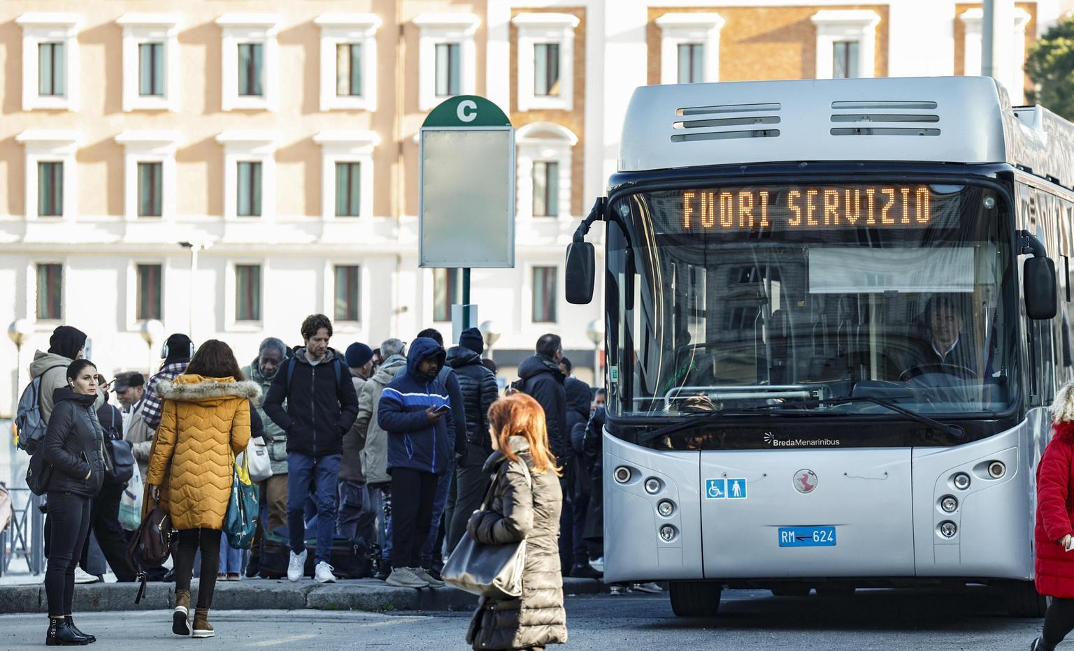 Sciopero Mezzi Roma Oggi Chiuse Tutte Le Metro | Orari Fasce Di ...