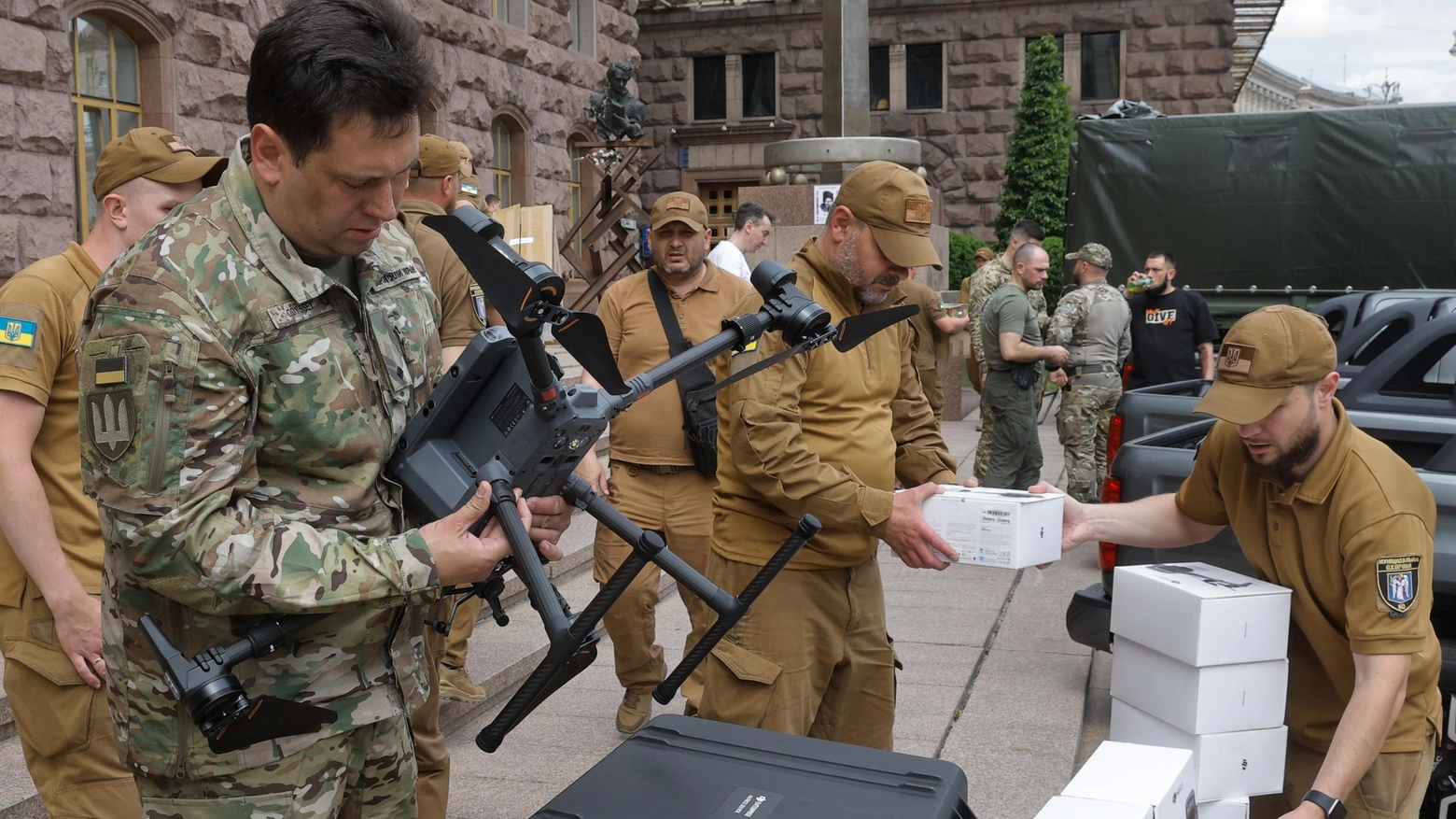 Una cerimonia di consegna armi a Kiev (Ansa)