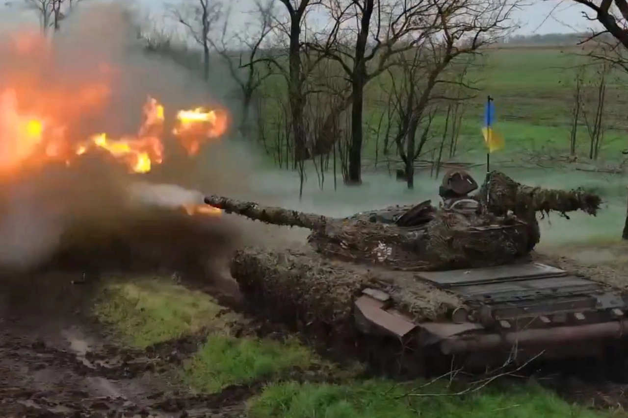 Un carro armato ucraino della 1° Brigata fa fuoco