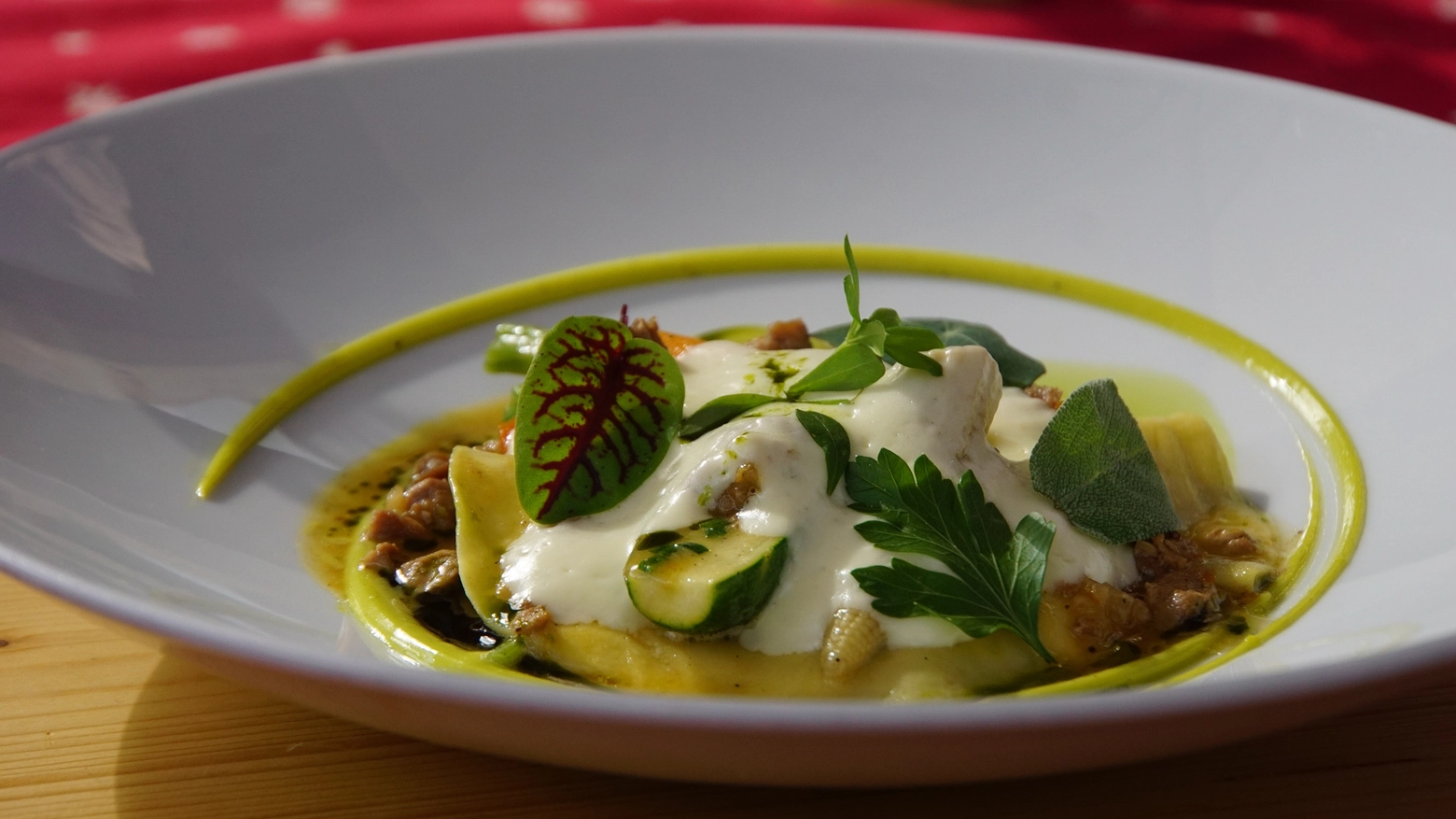 Pasta fresca aromatizzata, il sugo saporito, la spuma di formaggio Stelvio, sono i ‘segreti’ di questa ricetta svelati dal cuoco che fonde la tradizione sudtirolese con influenze internazionali