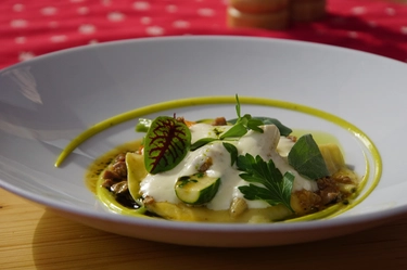 Raviolo aperto con ragù di faraona dello chef Andreas Wunderer