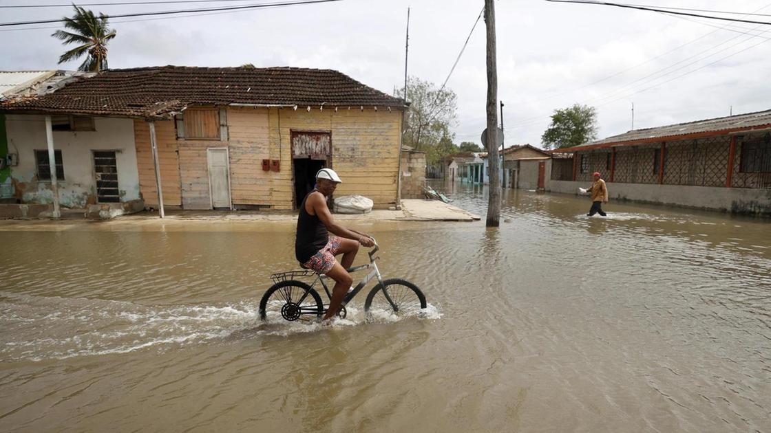 Uragano Oscar arriva a Cuba mentre proseguono blackout