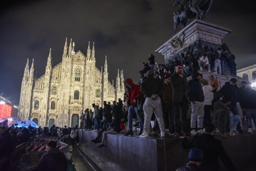 Le violenze di Capodanno in Duomo, un giallo tutto da risolvere. Caccia ai video della Galleria, ma manca ancora la denuncia