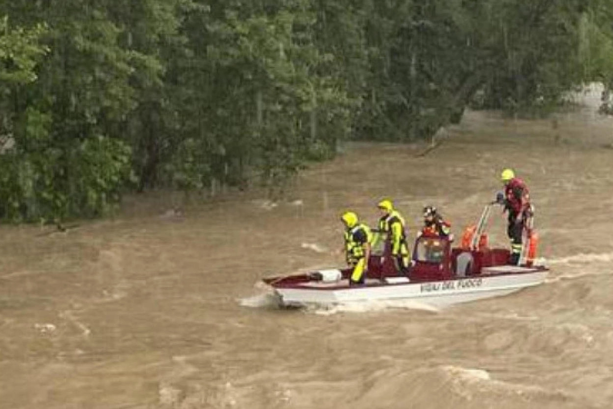 I vigili del fuoco controllano le rive del fiume Natisone alla ricerca dei giovani dispersi a Premariacco (Udine)