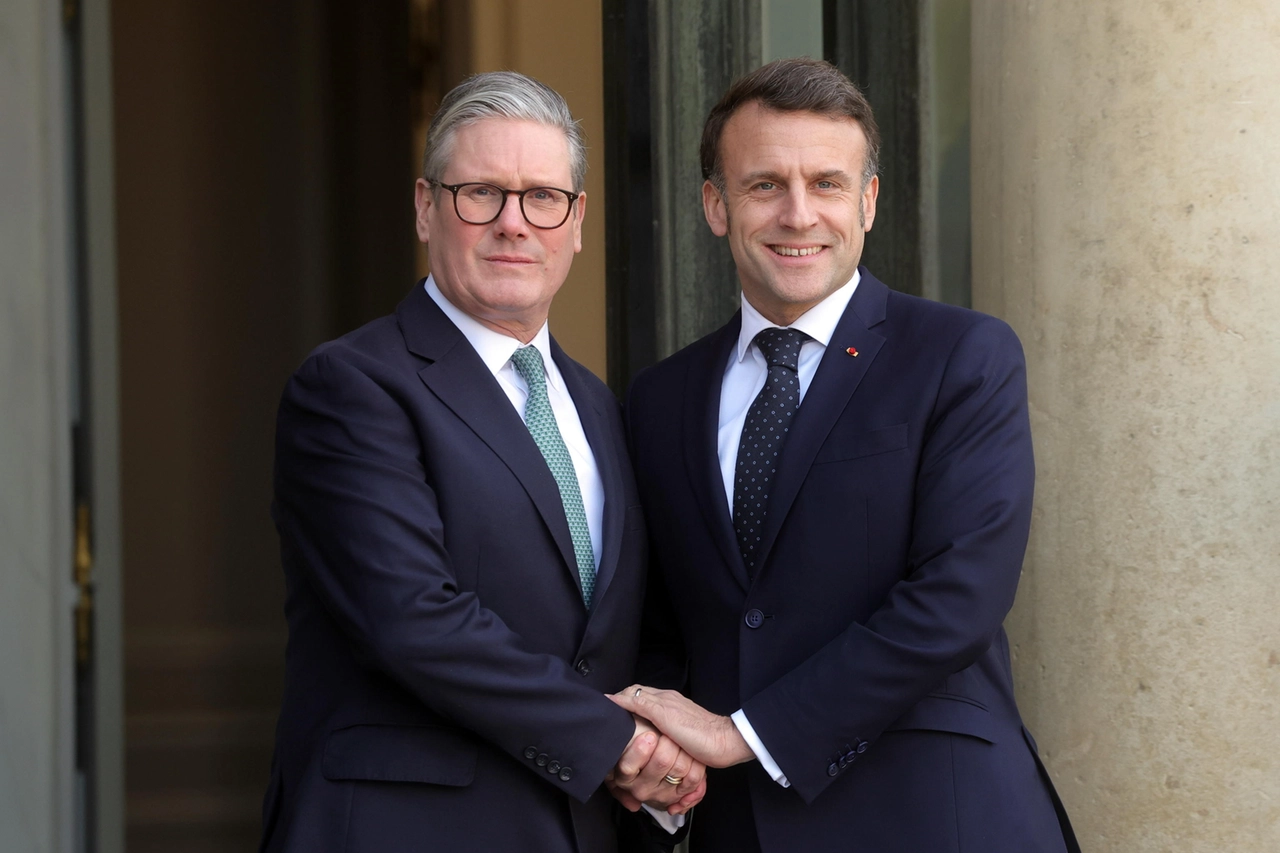 Macron accoglie all'Eliseo il primo ministro britannico  Keir Starmer