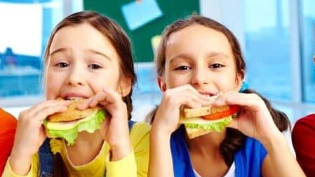 I consigli dell’esperto sulla corretta alimentazione dei più piccoli: “Scuola e famiglia devono essere attente ad adottare una dieta sana e sostenibile”. No alle merendine industriali, si alla creatività