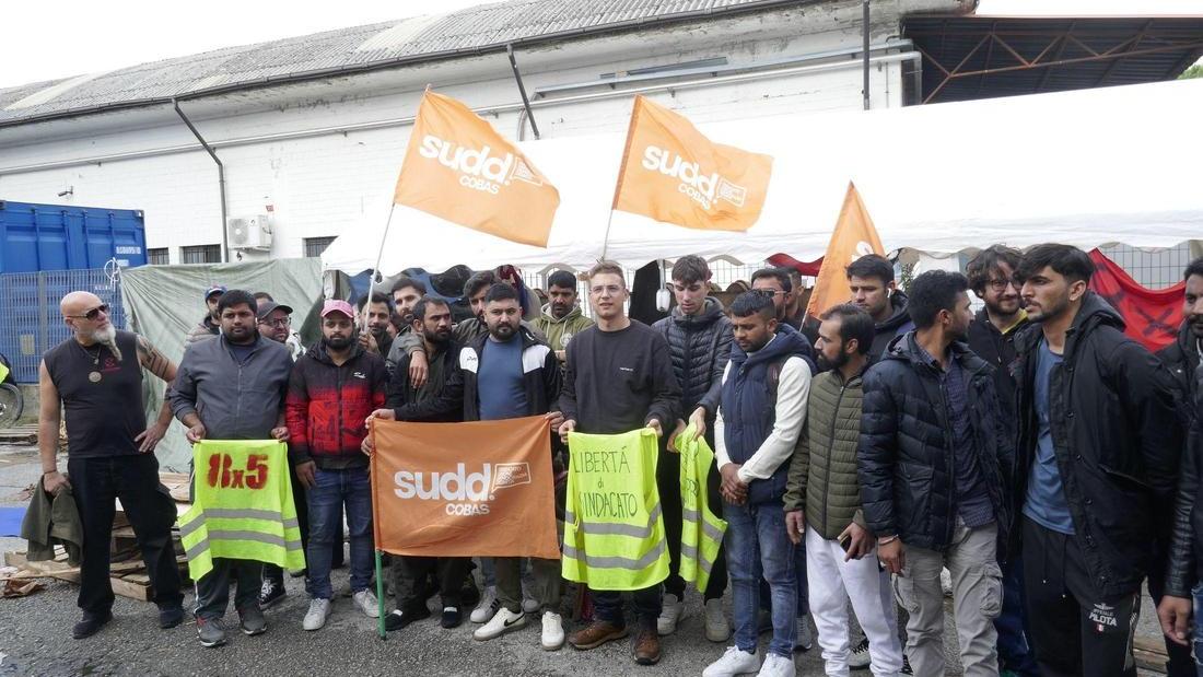 Operai pachistani pestati al sit in: "Assalto squadrista con le mazze"