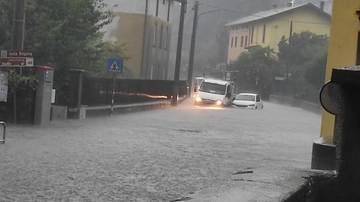 Maltempo nel Varesotto, pioggia e grandine a Gavirate. A Malpensa voli dirottati in altri aeroporti