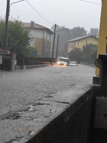 Maltempo nel Varesotto, pioggia e grandine a Gavirate. A Malpensa voli dirottati in altri aeroporti