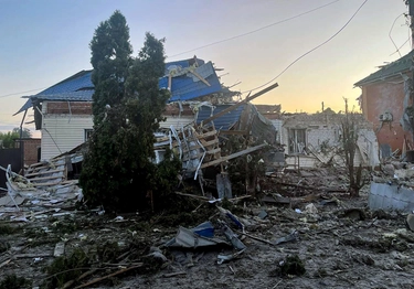 Ucraina, bombe russe su supermercato: 14 morti. Kiev: “Evacuare 20mila persone al confine”