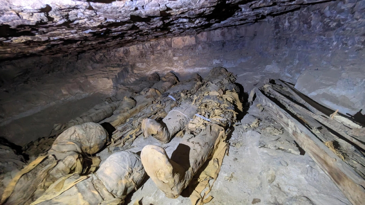 Le mummie di epoca greco-romana scoperte ad Assuan (Ansa)