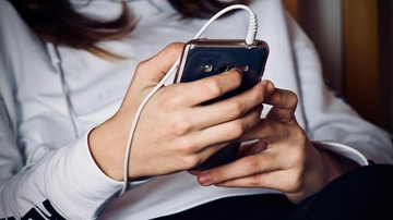 Smartphone a scuola, vietarli non basta. Come proteggere la salute dei ragazzi