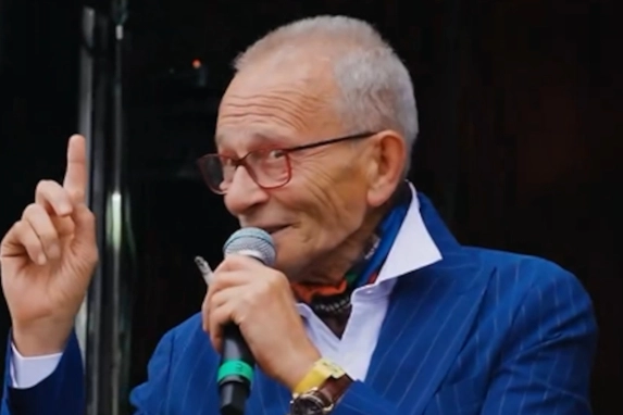 Pino D'Angiò sul palco del Nameless Music Festival