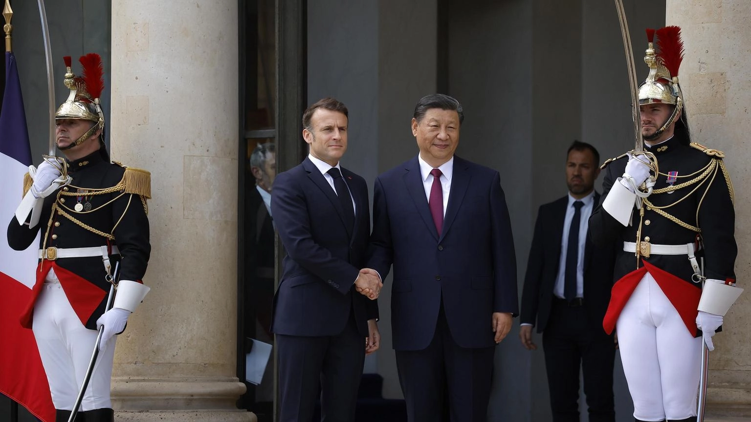 Xi Jinping è arrivato all'Eliseo, vedrà Macron e Von der Leyen