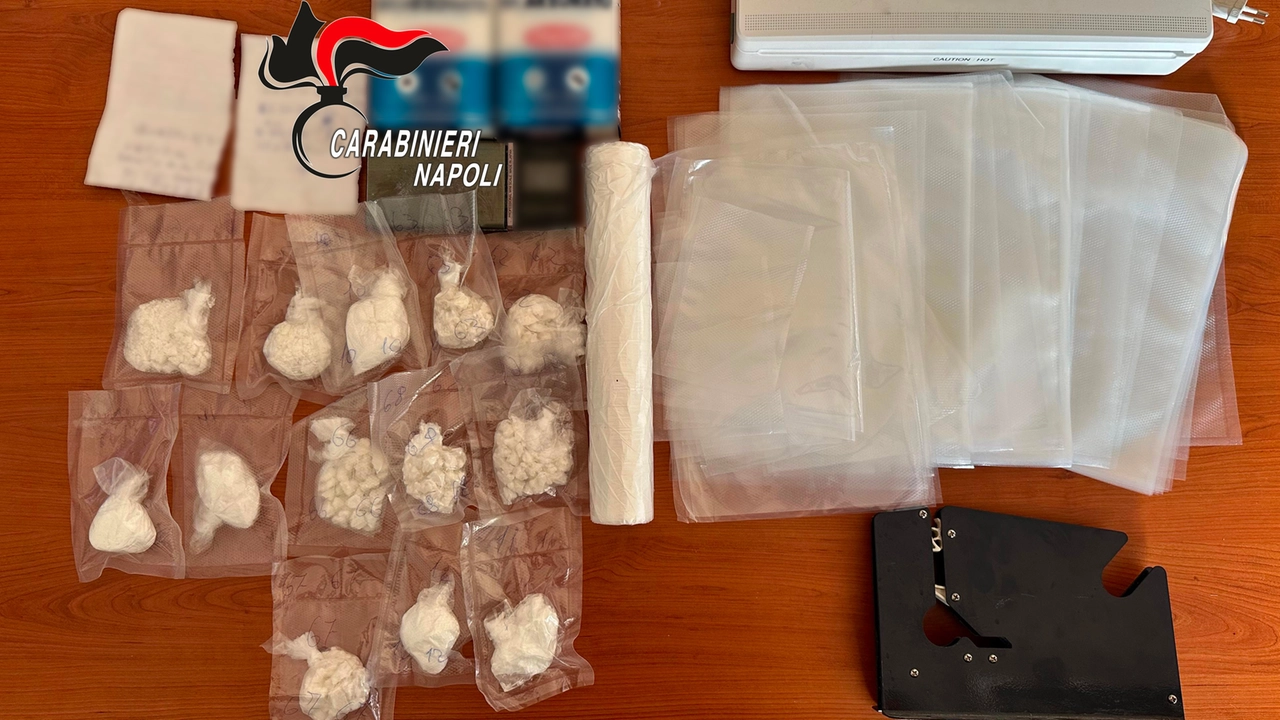 La droga e gli strumenti per dosarla rinvenuti in possesso di Frezza (foto Carabinieri)