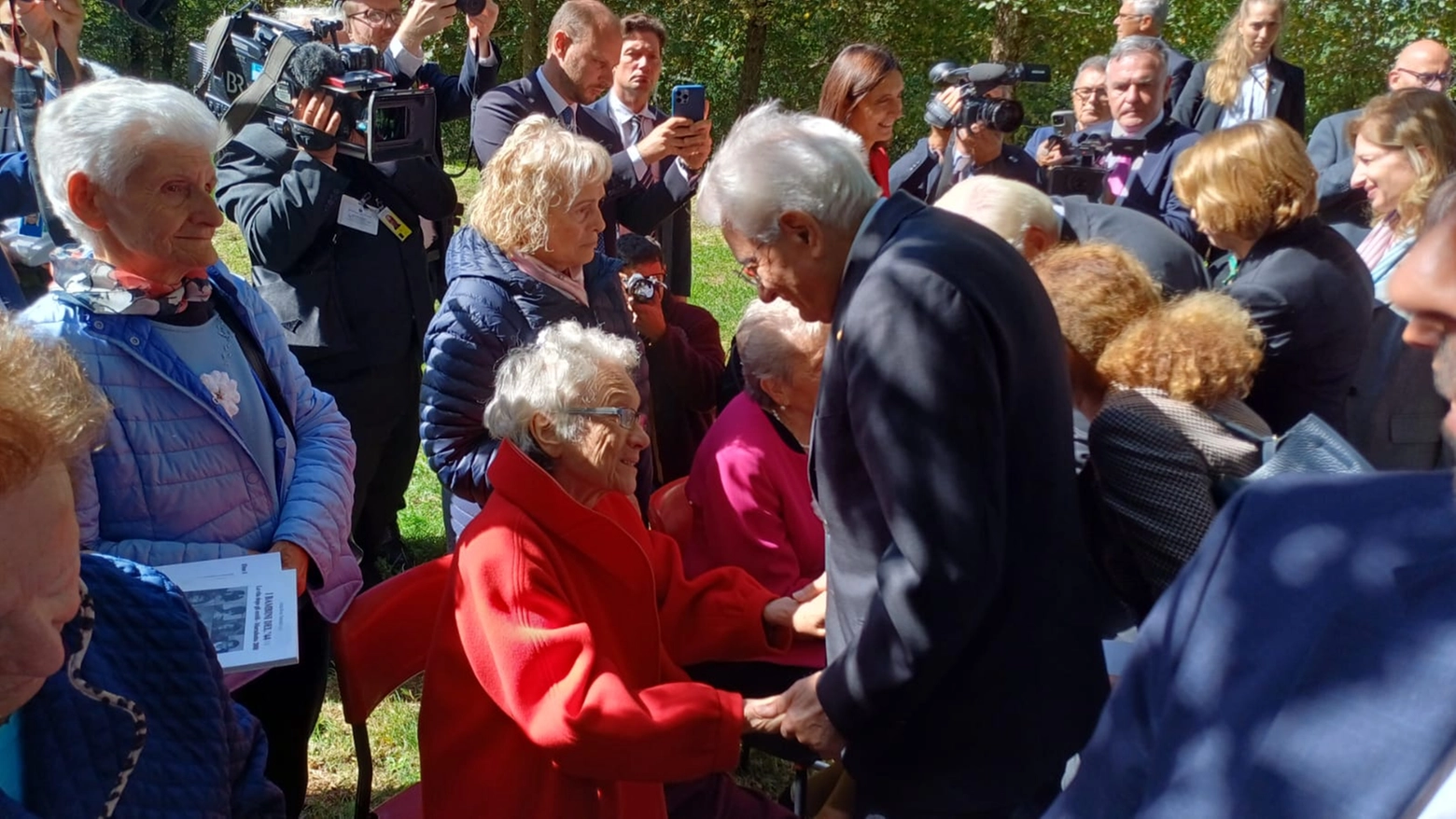 I presidenti della Repubblica italiana, Sergio Mattarella e il presidente della Repubblica federale tedesca Frank-Walter Steinmeier, salutano i sopravvissuti alla strage del Monte Sole