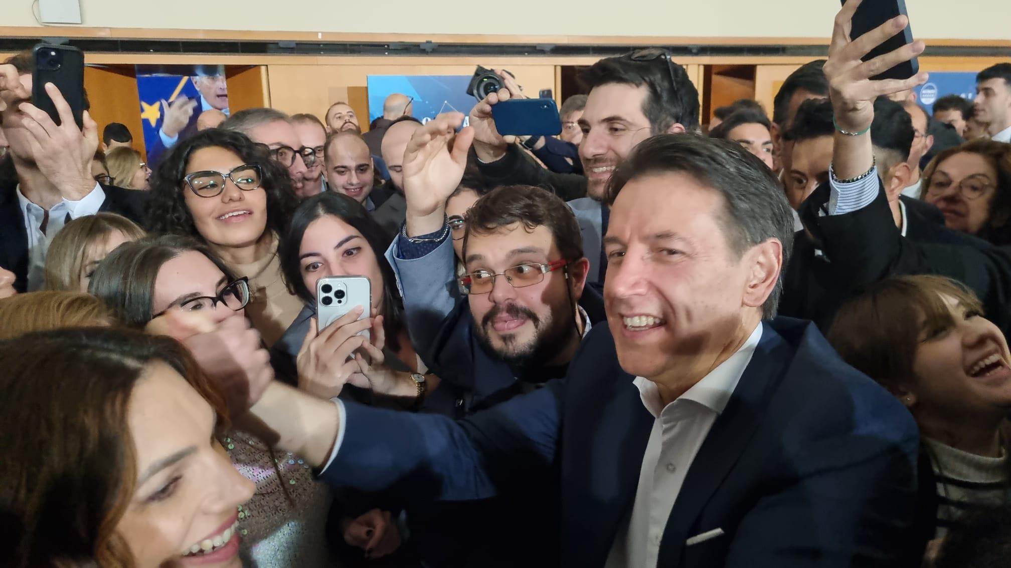 Rinnovamento a 5 Stelle, Conte detta la linea: noi progressisti. Ma non mancano le contestazioni