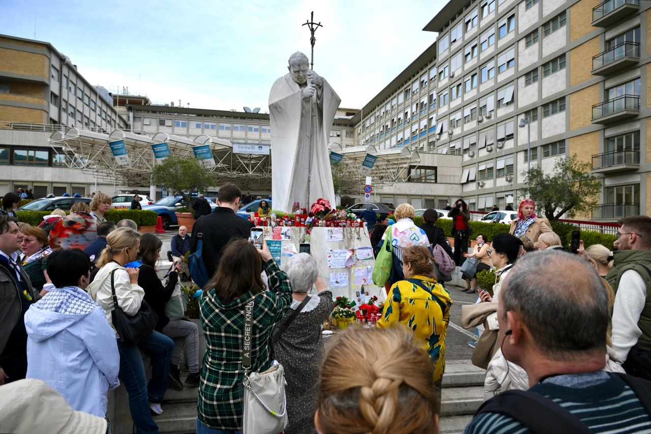 Fedeli in preghiera davanti al Gemelli