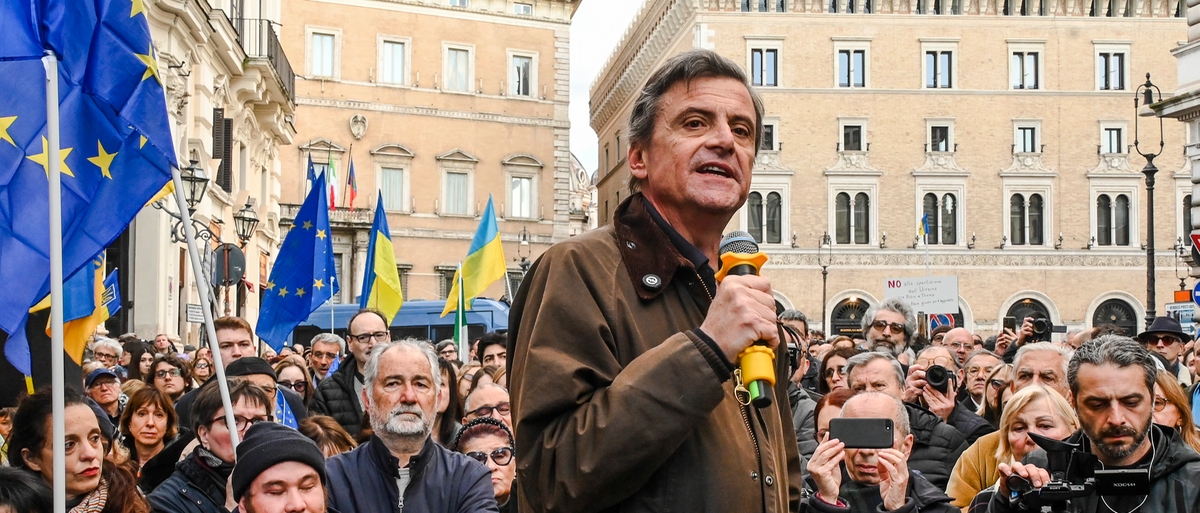 Calenda scende in piazza: “Subito l’esercito europeo. Dazi contro quelli Usa”