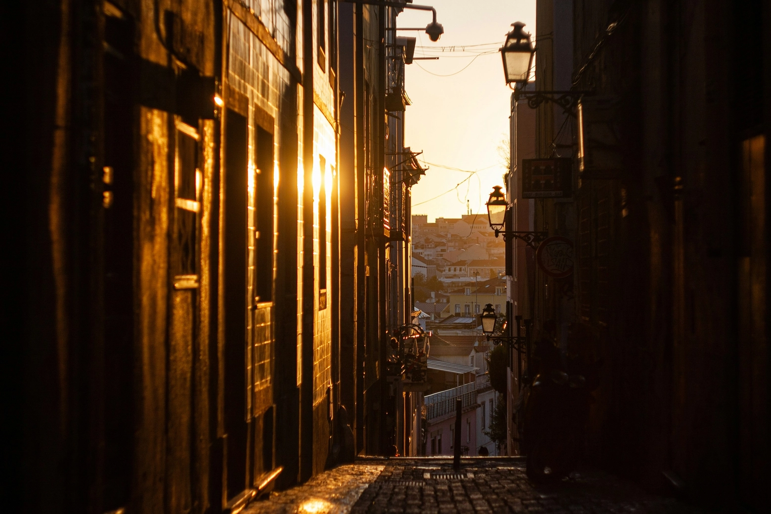 Veduta di Lisbona dalle stradine arroccate su uno dei suoi colli