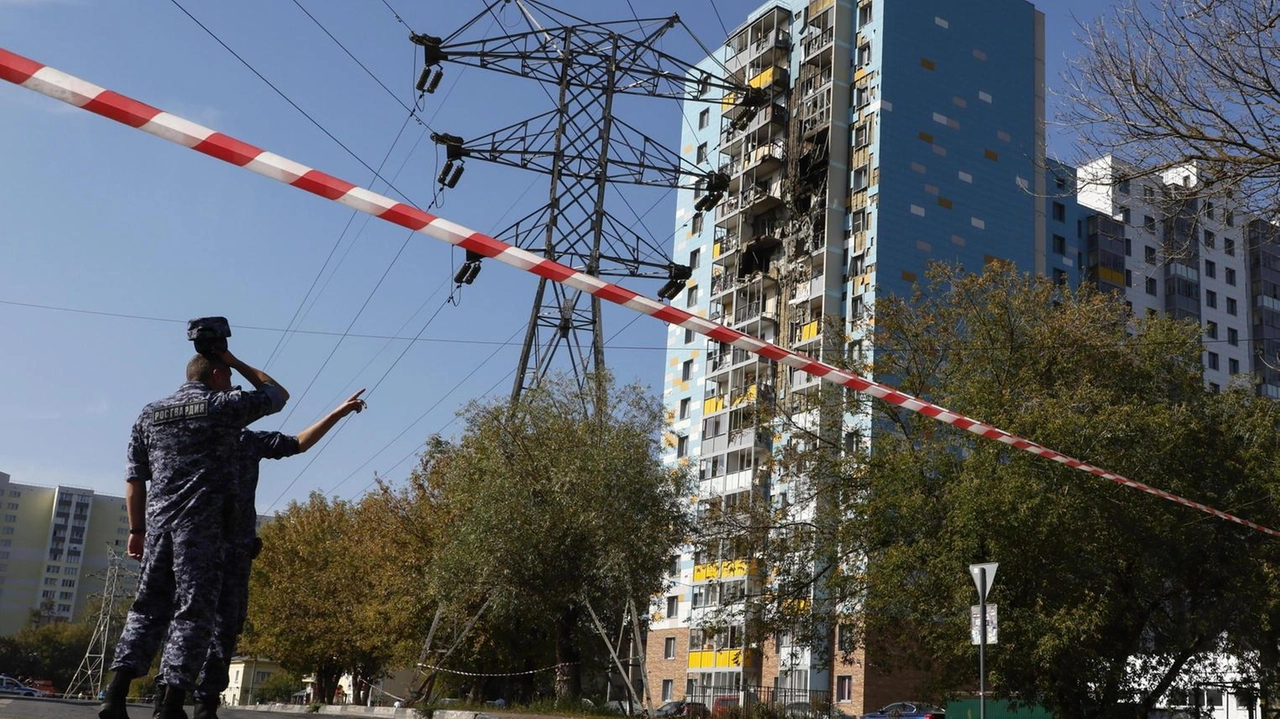 Una donna è stata uccisa e tre ferite da droni ucraini a Ramenksoye, vicino a Mosca. Il Cremlino giustifica l'azione come motivo per continuare l'operazione in Ucraina. Le truppe russe avanzano conquistando villaggi e città. Possibile controffensiva russa anche a Kursk.