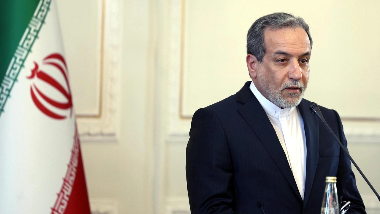 Il ministro Araghchi afferma che l'Iran non negozierà finché persiste la politica di pressione USA. La tecnologia nucleare è nei cervelli, non può essere distrutta.