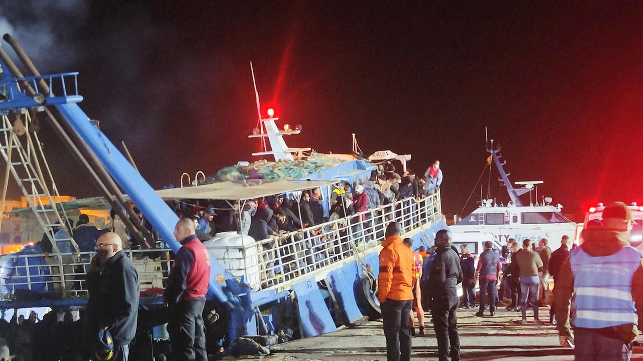 Motovedette della Guardia Costiera e Finanza salvano 10 superstiti e recuperano 6 cadaveri al largo di Lampedusa.