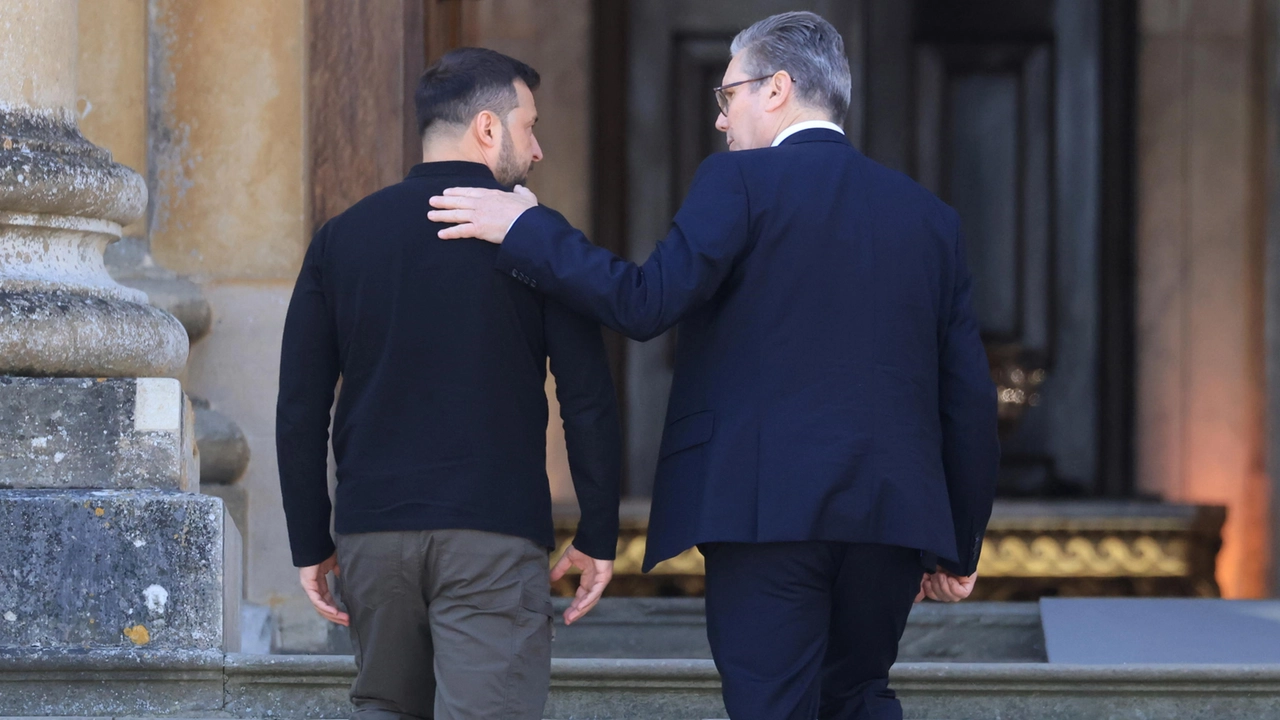 Il primo ministro britannico Keir Starmer con il presidente ucraino Volodymyr Zelensky (foto Ansa)