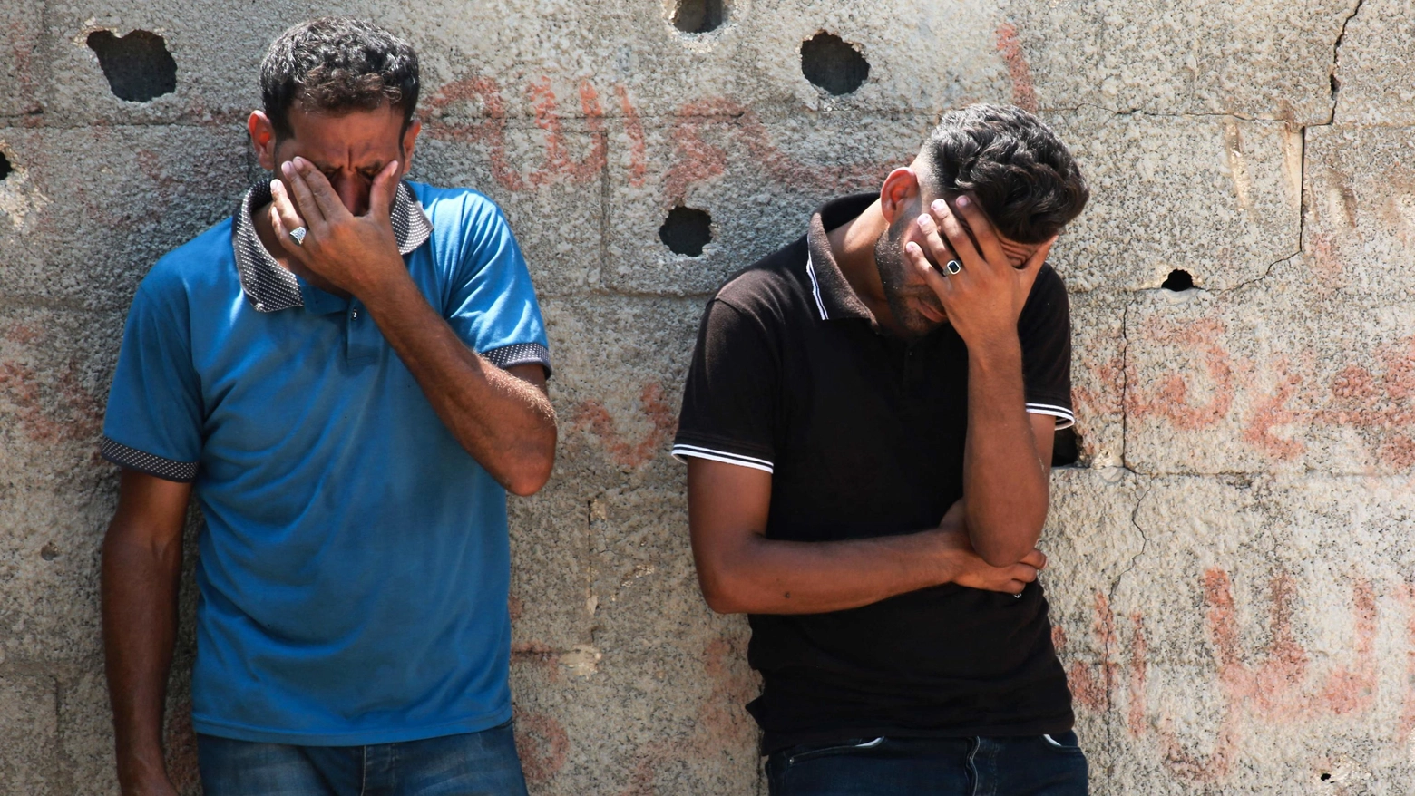 Decine di vittime negli attacchi a Gaza: la disperazione dei superstiti