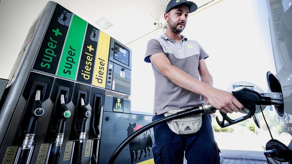 Prezzi carburanti oggi: gasolio a 1,699 euro, benzina a 1,796 euro