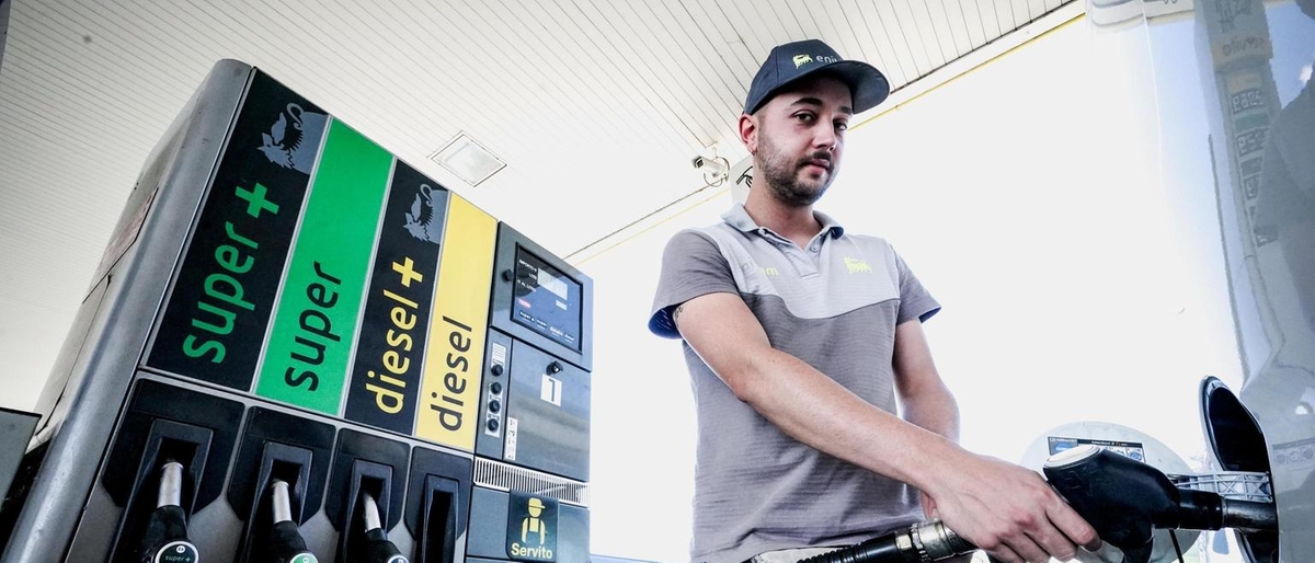 Prezzi carburanti oggi: gasolio a 1,699 euro, benzina a 1,796 euro