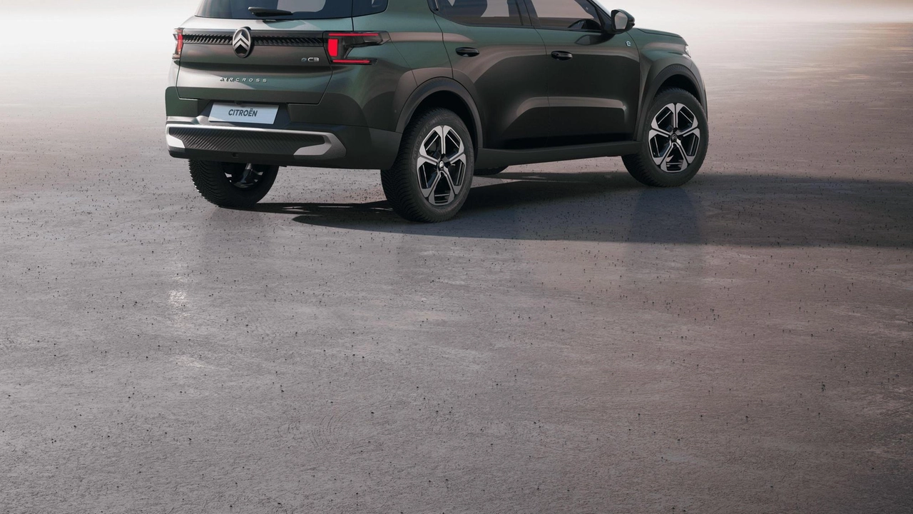 Il nuovo Citroen C3 Aircross cresce di dimensioni e offre motorizzazioni benzina, ibrida ed elettrica. Con capacità fino a 7 posti e design deciso, si distingue per praticità e comfort. Prezzi competitivi a partire da 18.790 euro.