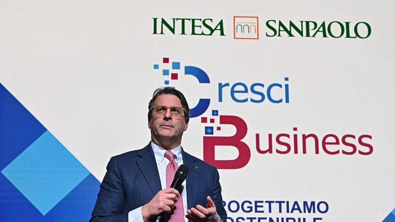 Intesa Sanpaolo lancia 'CresciBusiness Progettiamo Sostenibile', premiando 120 piccole aziende per progetti sostenibili in Italia.