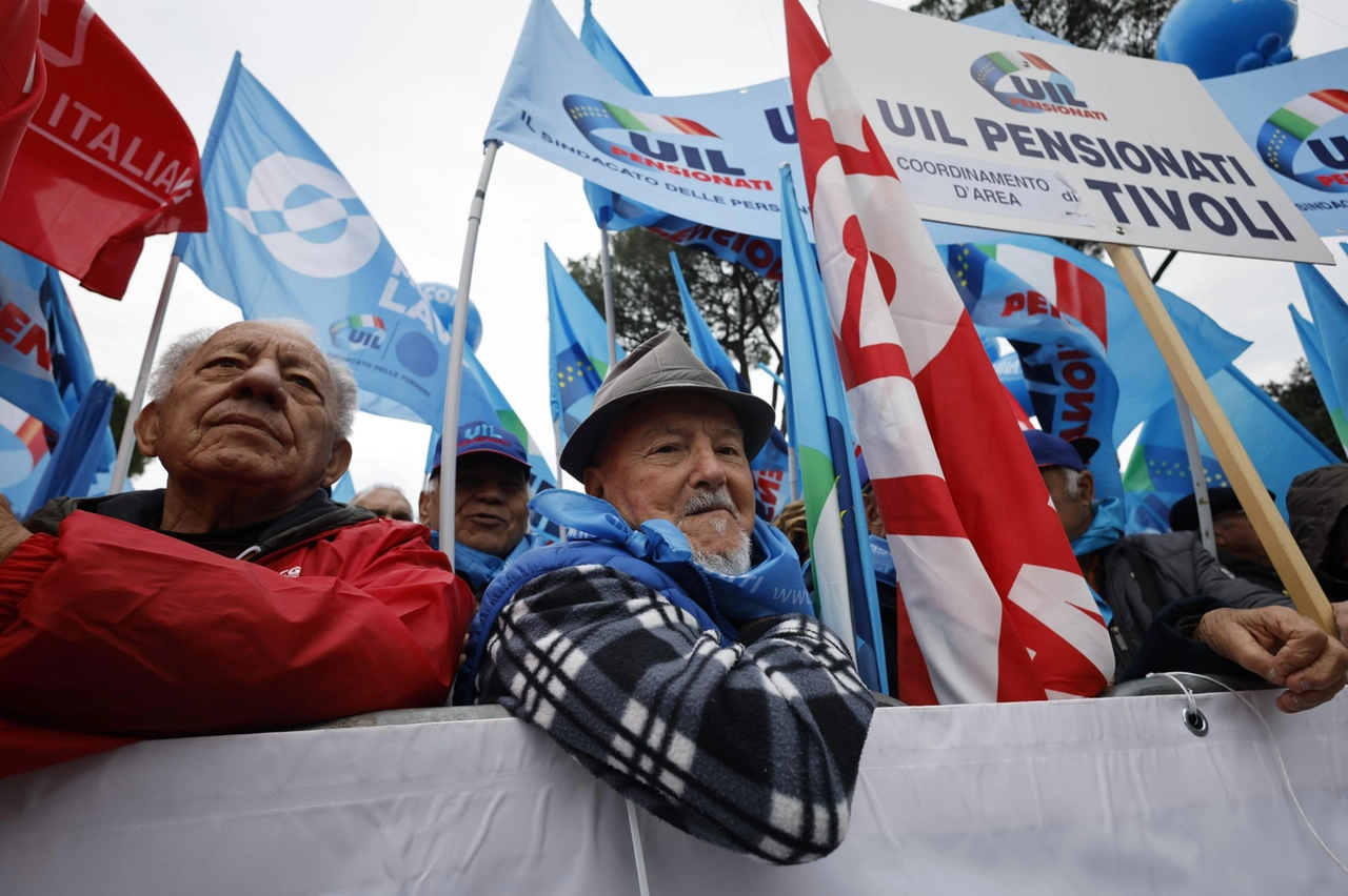 La protesta di alcuni pensionati contro la Manovra