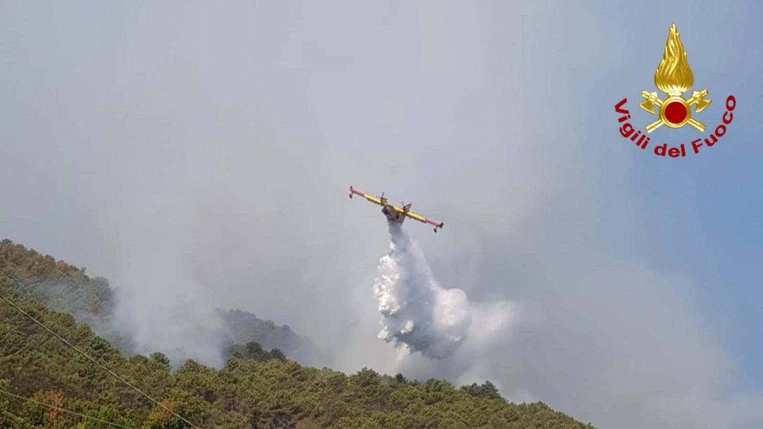 Incendi boschivi, oggi 25 richieste d'intervento aereo